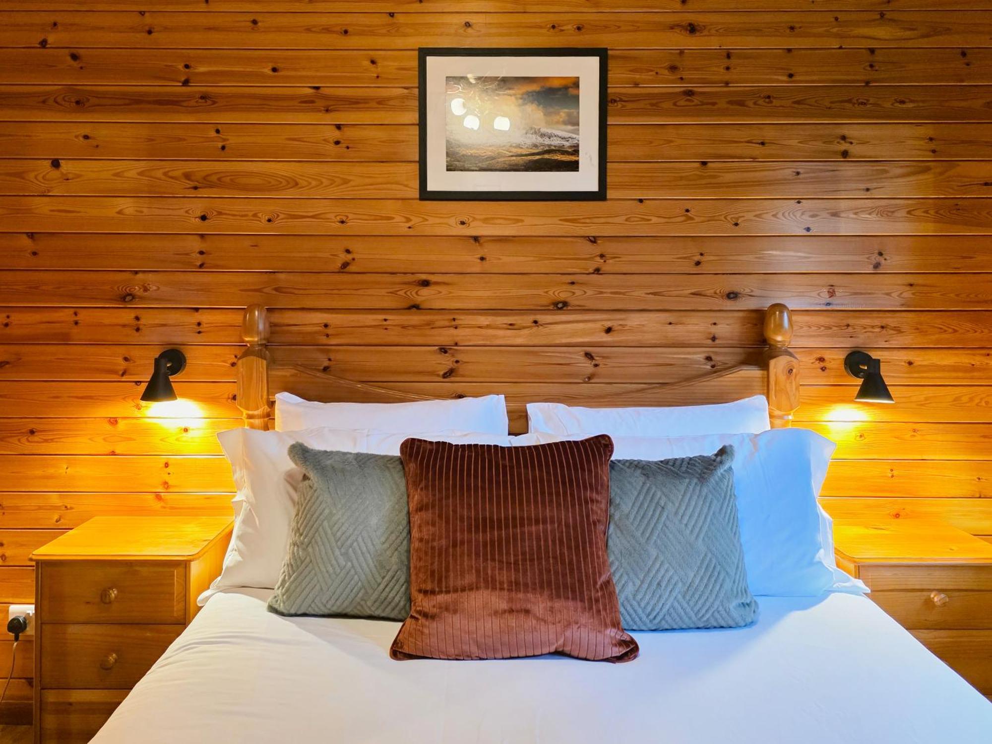 Chalet Luxury Wood With Sauna, Log Burner & Private Woodland Garden - Wnion Wood *