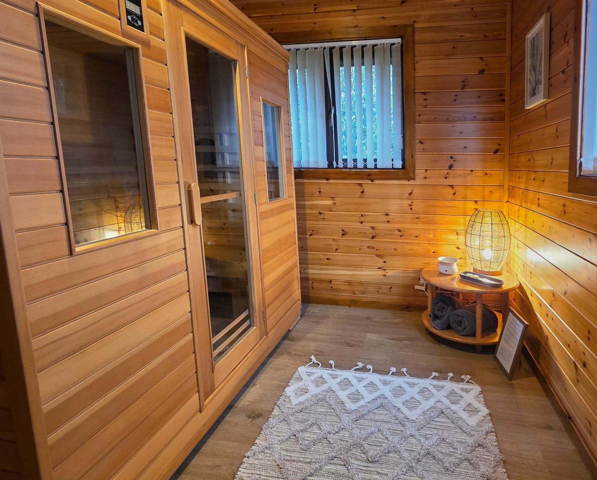 Luxury Wood With Sauna, Log Burner & Private Woodland Garden - Wnion Wood Chalet *