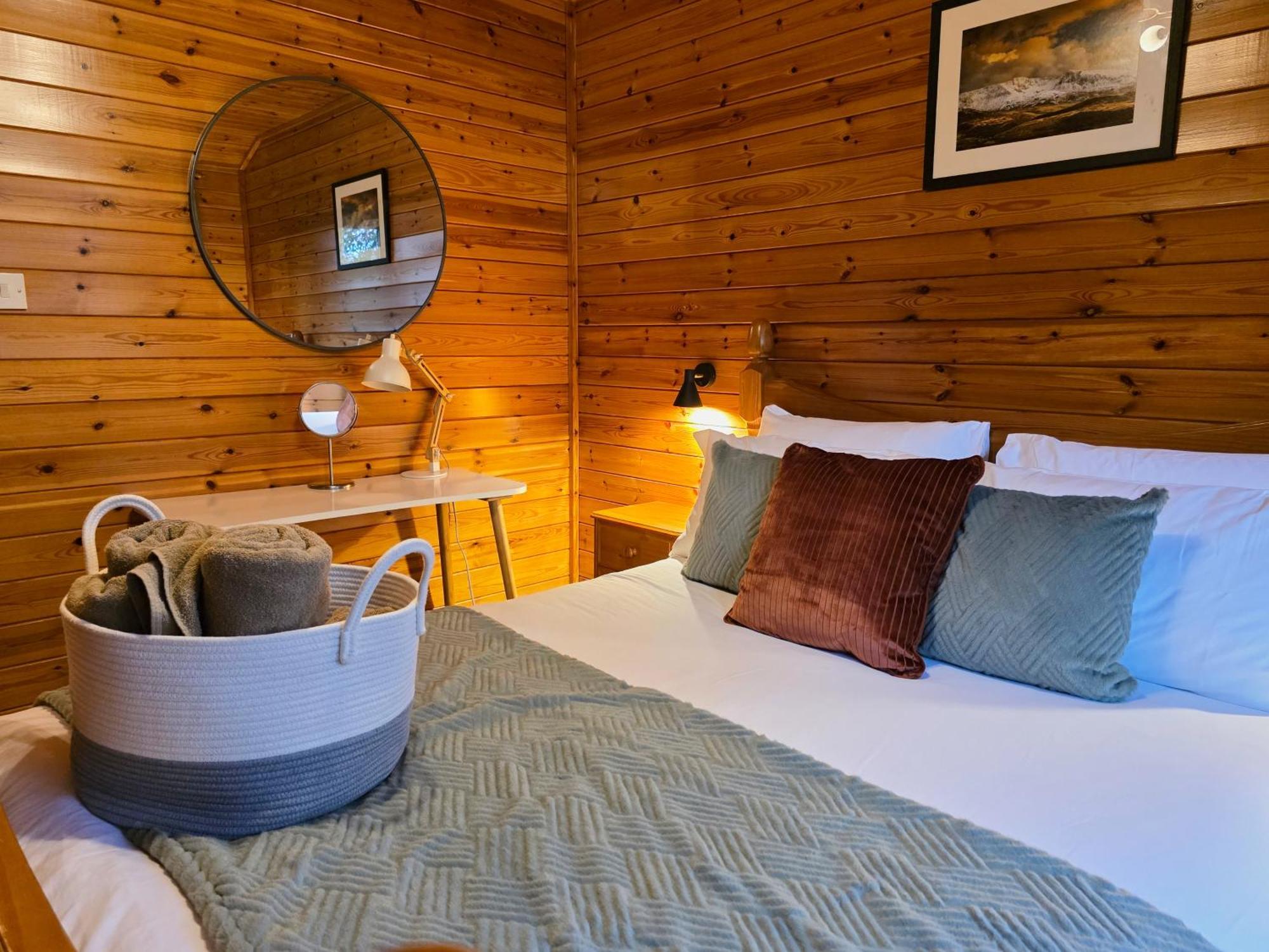 Luxury Wood With Sauna, Log Burner & Private Woodland Garden - Wnion Wood Chalet